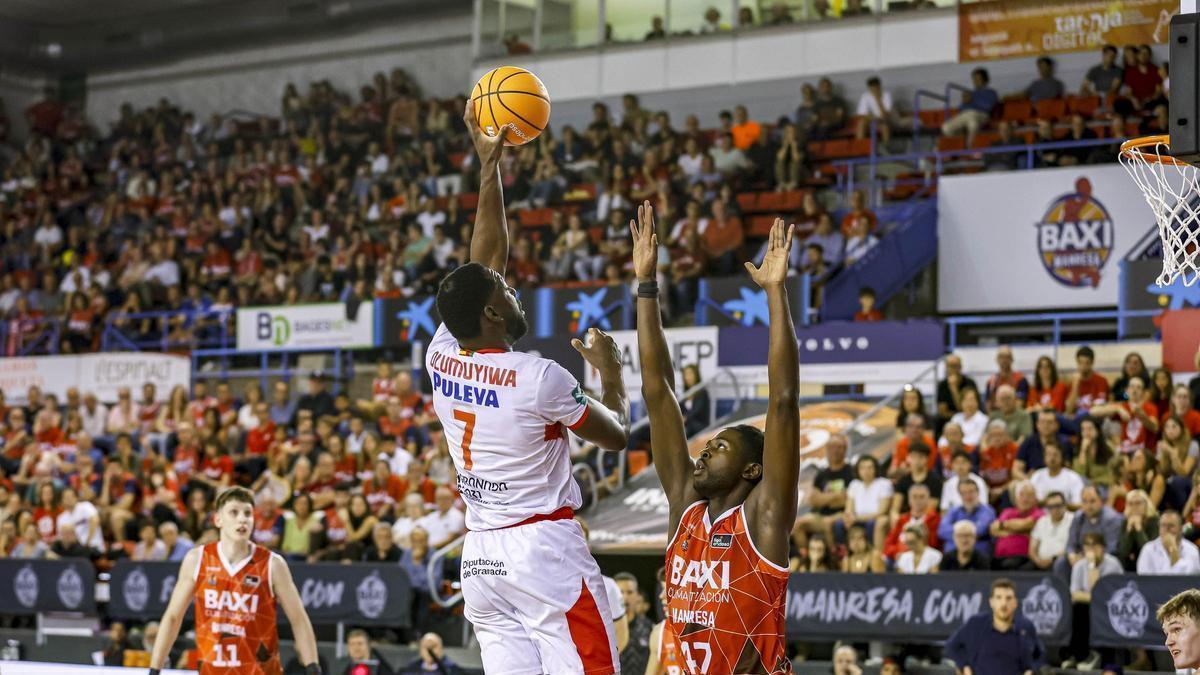 Archange Izaw-Bolavie en una acció defensiva davant Babatunde Olumuyiwa