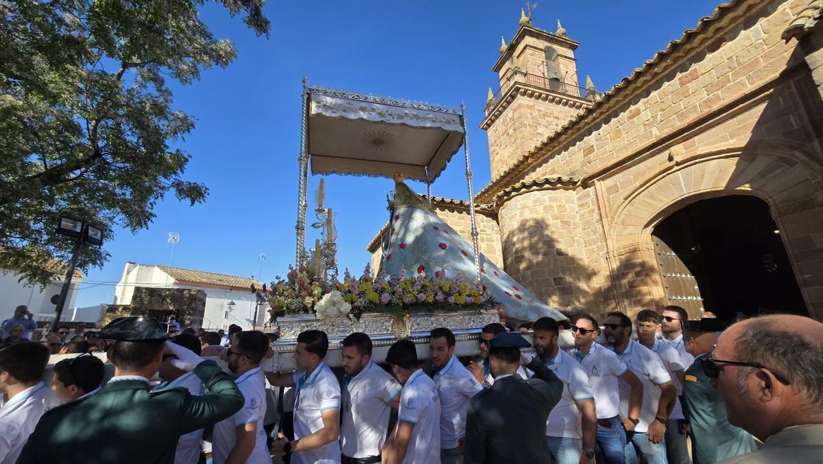 Numerosas personas participan en una jornada festiva iniciada con la salida de la patrona de la localidad desde la iglesia de San Andrés