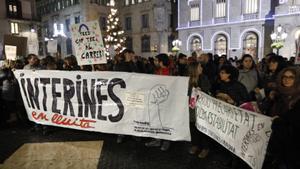 Concentración de interinos por la estabilización de sus puestos de trabajo, en la plaza Sant Jaume de Barcelona  