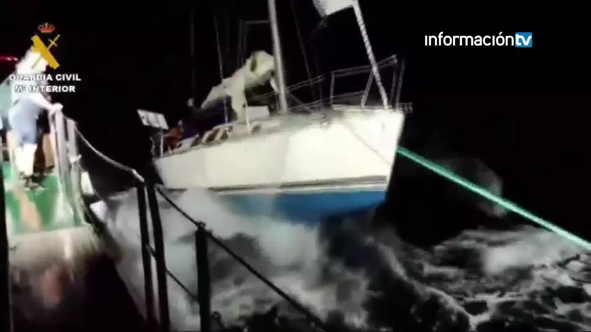 Angustioso rescate de un velero francés a la deriva en Tabarca