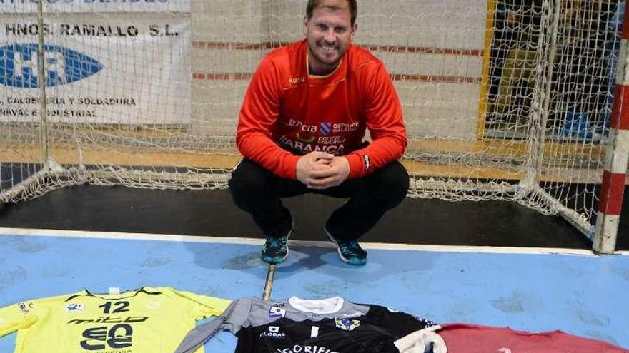 Javi Díaz con las camisetas de Teucro, Frigoríficos y Pilotes Posada. // Gonzalo Núñez