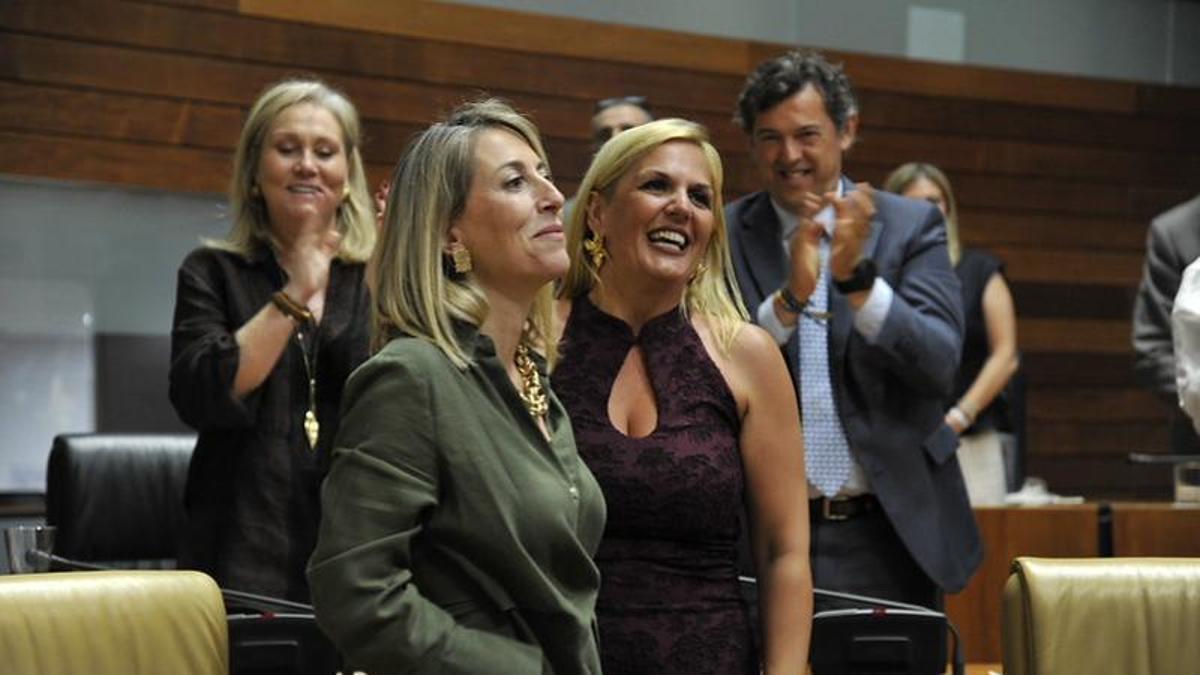 La presidenta de la Junta de Extremadura, María Guardiola, junto a la consejera de Hacienda, Elena Manzano.
