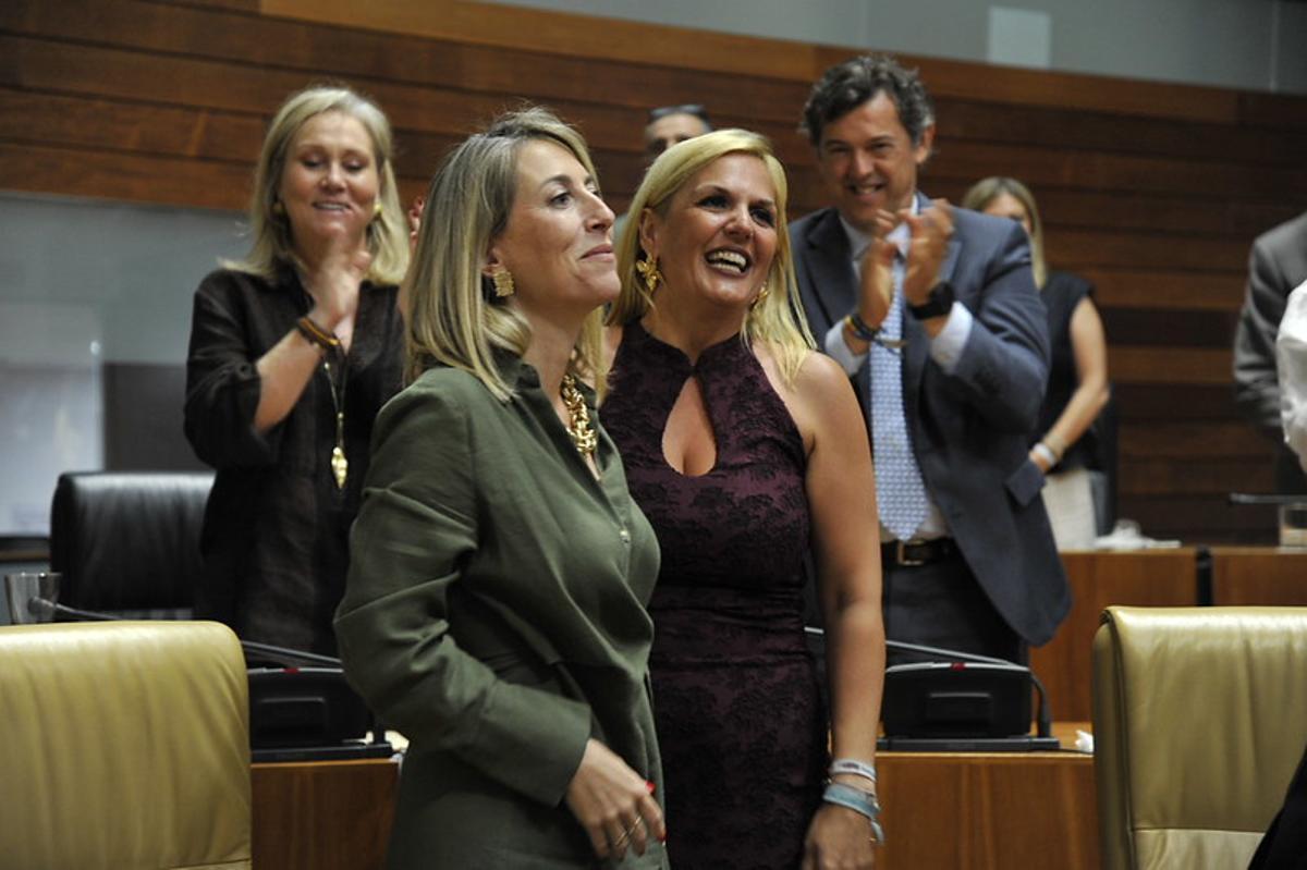 La presidenta de la Junta de Extremadura, María Guardiola, junto a la consejera de Hacienda, Elena Manzano.