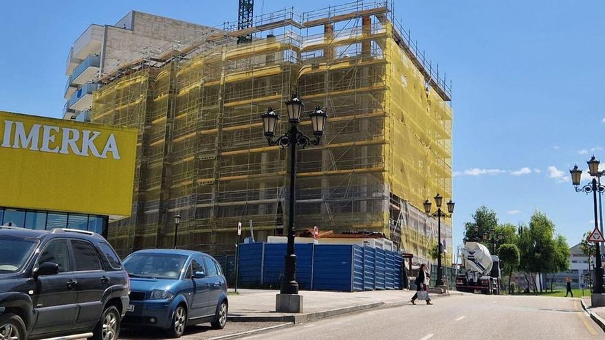 Aspecto que presentaba ayer un bloque de viviendas en construcción en Prado de la Vega.