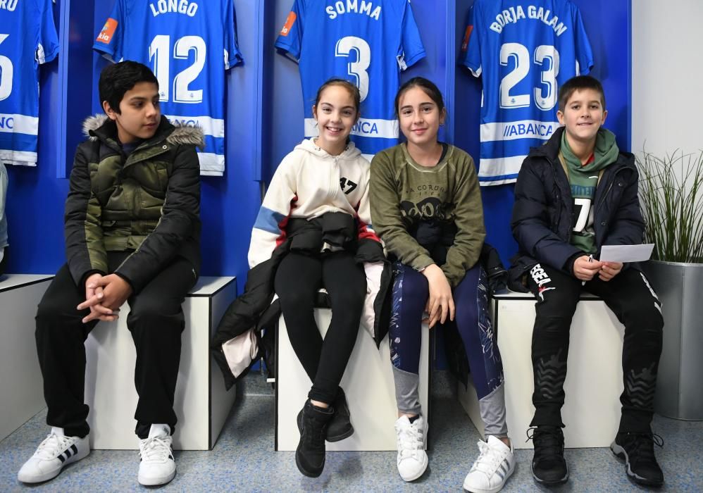 Los estudiantes han realizado un recorrido por los rincones del estadio de Riazor - Han conocido a los jugadores Martí Vilà, del Fabril, y Silvia y Cris, del Dépor Abanca