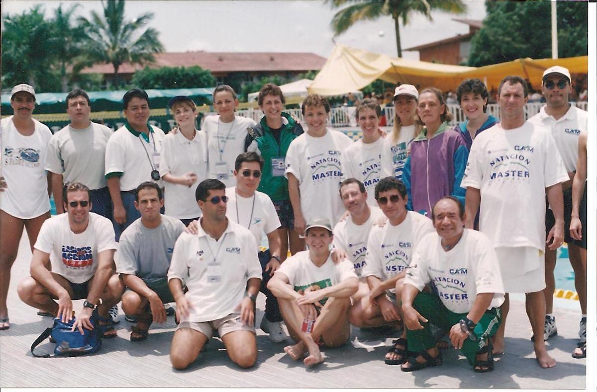 Vives, de rodillas, como entrenador de la selección máster de Nuevo León (México), en los Campeonatos Centroamericanos y del Caribe de Natación, a principios de los 2000.