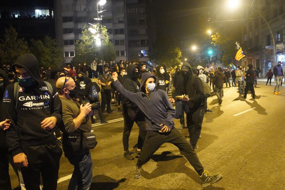 La marxa dels CDRs a Girona acaba amb enfrontaments amb la policia i contenidors cremats