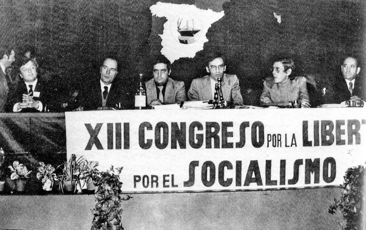 Mesa presidencial del Congreso de Suresnes en 1974. En el centro, François Mitterrand, secretario general de los socialistas franceses; José Martínez Cobos, presidente del Congreso, y Alfonso Guerra.
