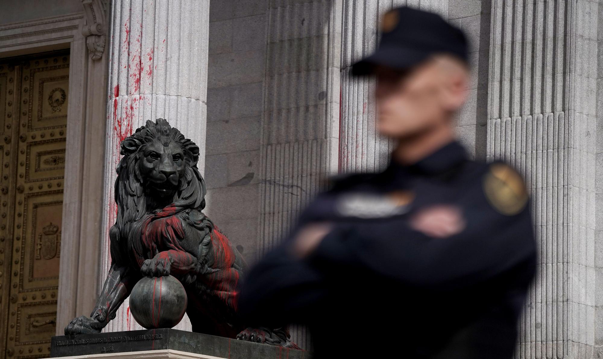 Pintura roja en los leones del Congreso de los Diputados.