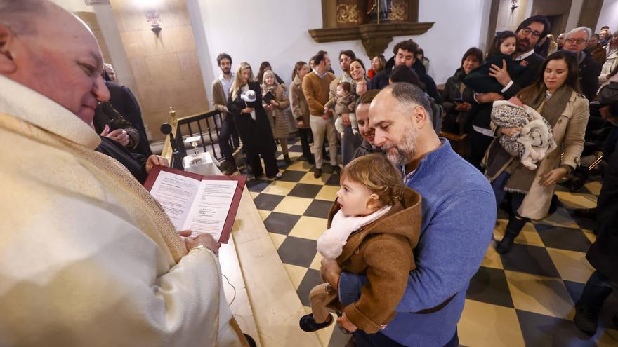 La ancestral y singular procesión que se celebró en Oviedo bajo la luz de las velas: catorce niños bendecidos