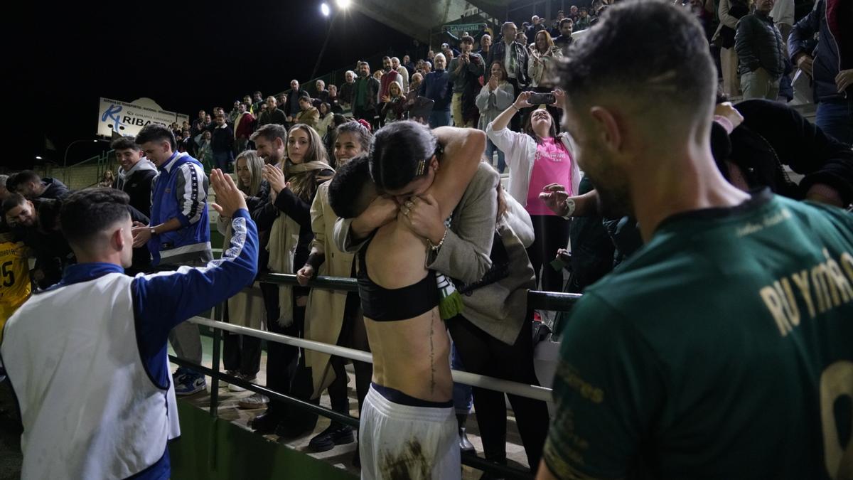 Manuel Molina, que cumplía años, se abraza con alguien de la grada.