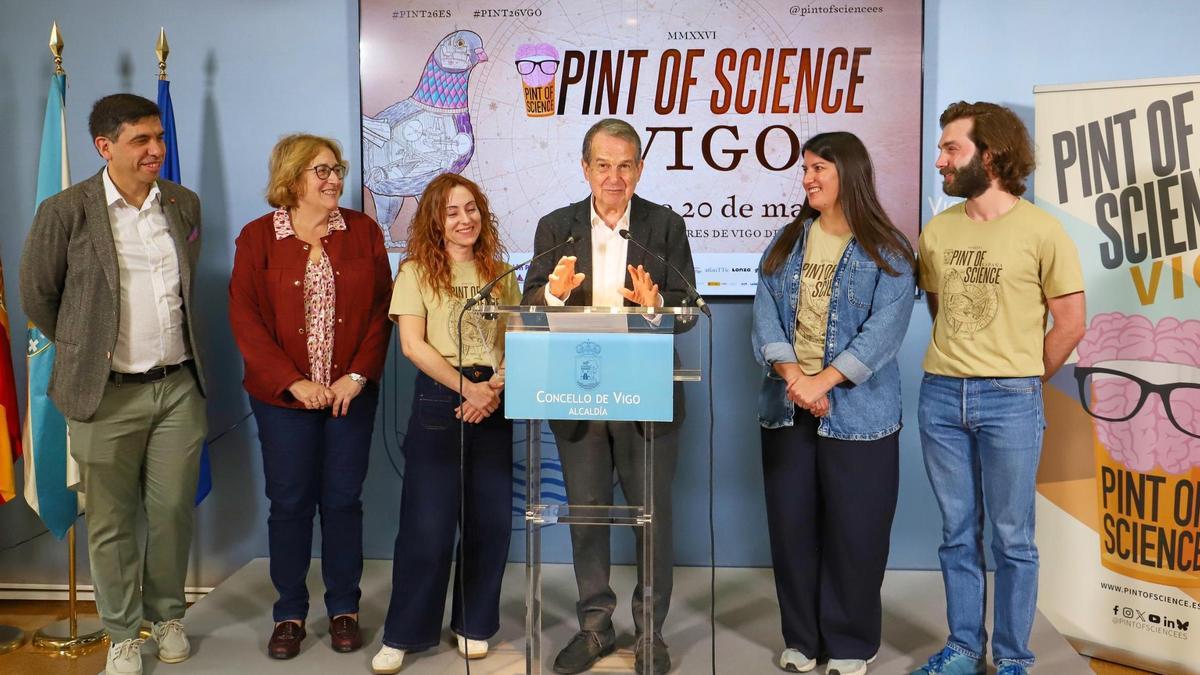 Organizadores y patrocinadores del festival presentaron el programa en el Concello acompañados del alcalde Abel Caballero y la concejala Olga Alonso.