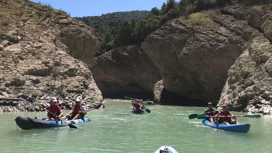 Los usuarios de Mediano se adaptan al bajo nivel del embalse