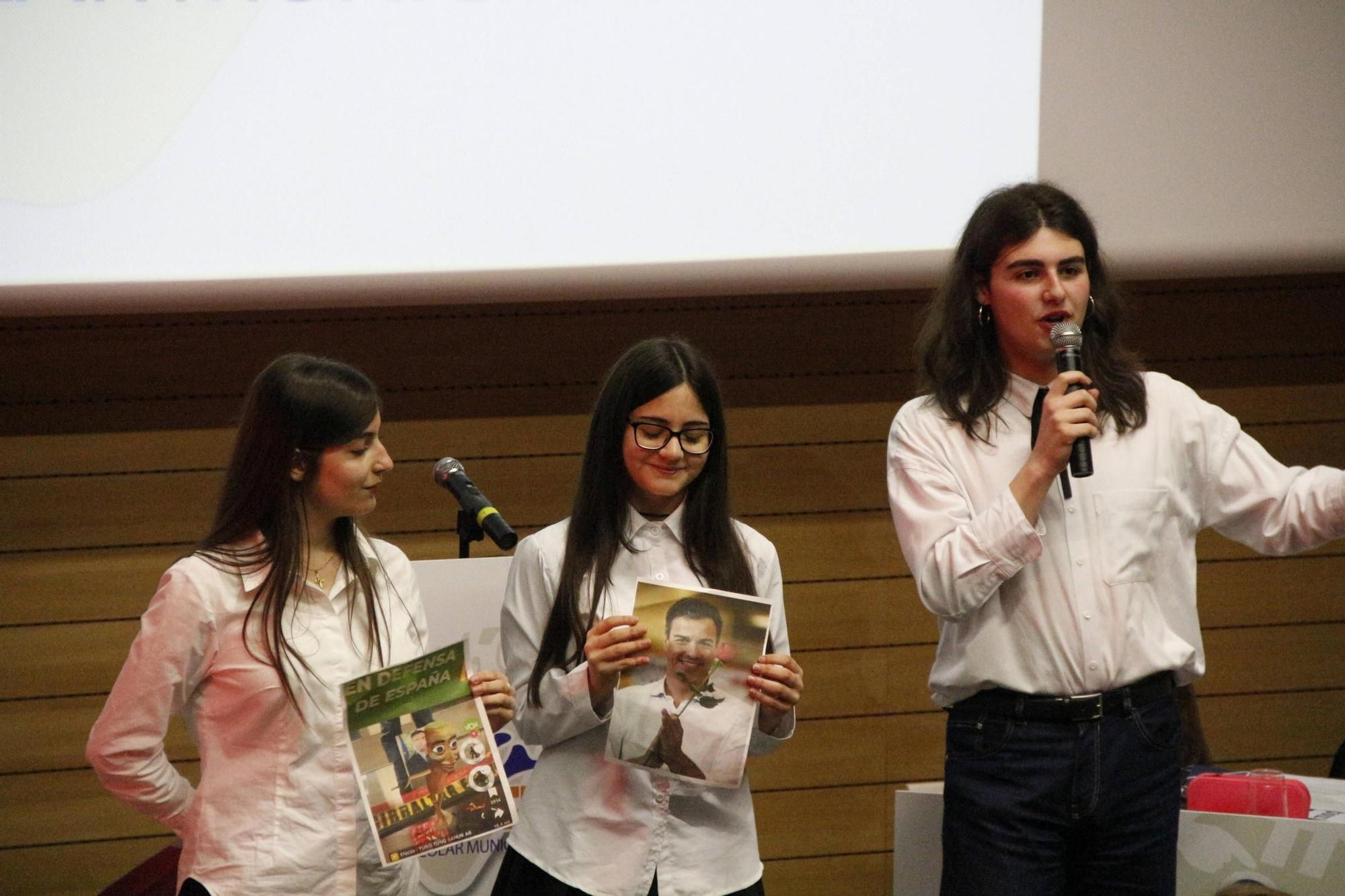 La semifinal de la Liga de Debate Escolar Municipal de Gijón, en imágenes