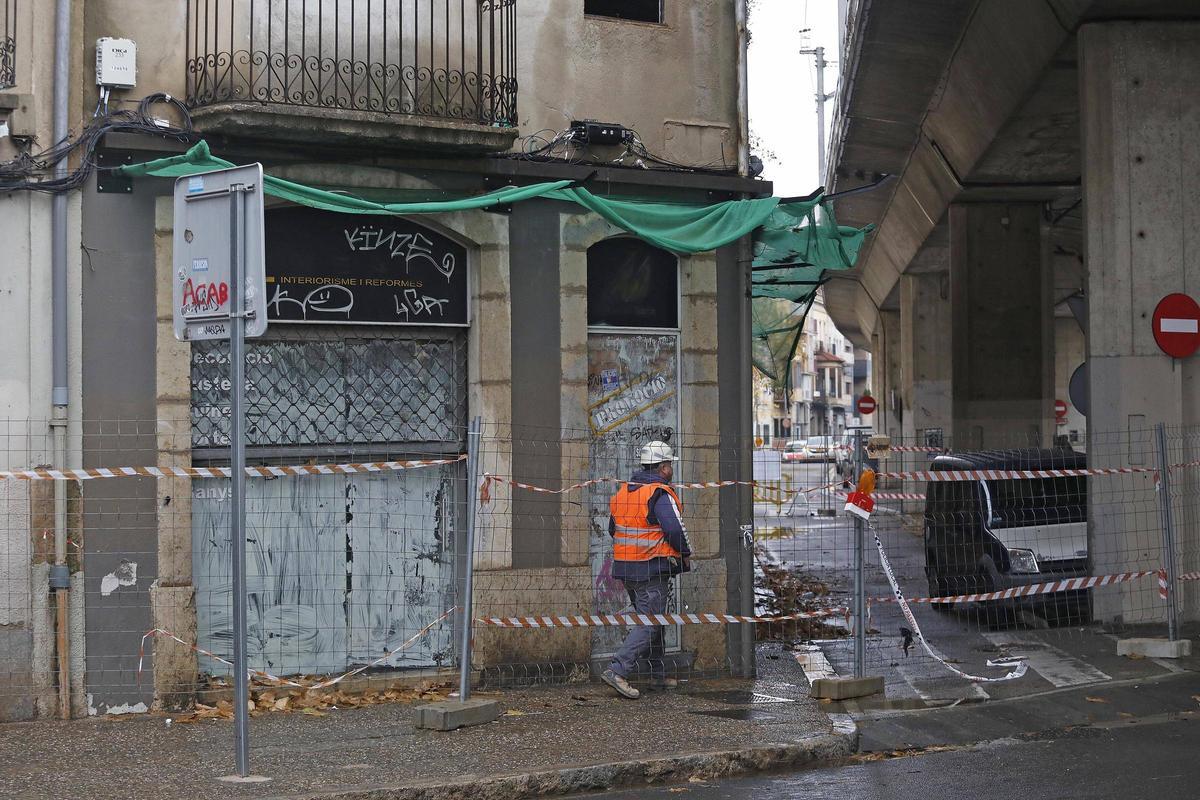Les fotos de l'enderroc de l'edifici desocupat al carrer Tomàs Mieres de Girona
