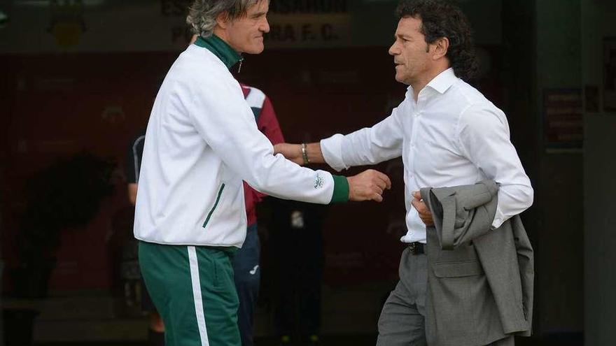 Luisito se saluda con Rafa Sáez al finalizar el partido contra el Coruxo en Pasarón. // Rafa Vázquez