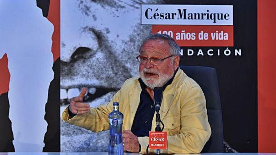 El filósofo Fernando Savater, en la tarde de ayer, durante su intervención en la Fundación César Manrique.