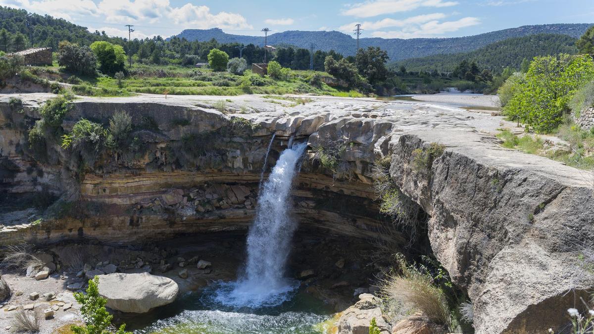 La cascada escondida de Teruel que cada verano atrae a quienes buscan escapar del calor