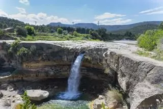 La cascada escondida de Teruel que cada verano atrae a quienes buscan escapar del calor