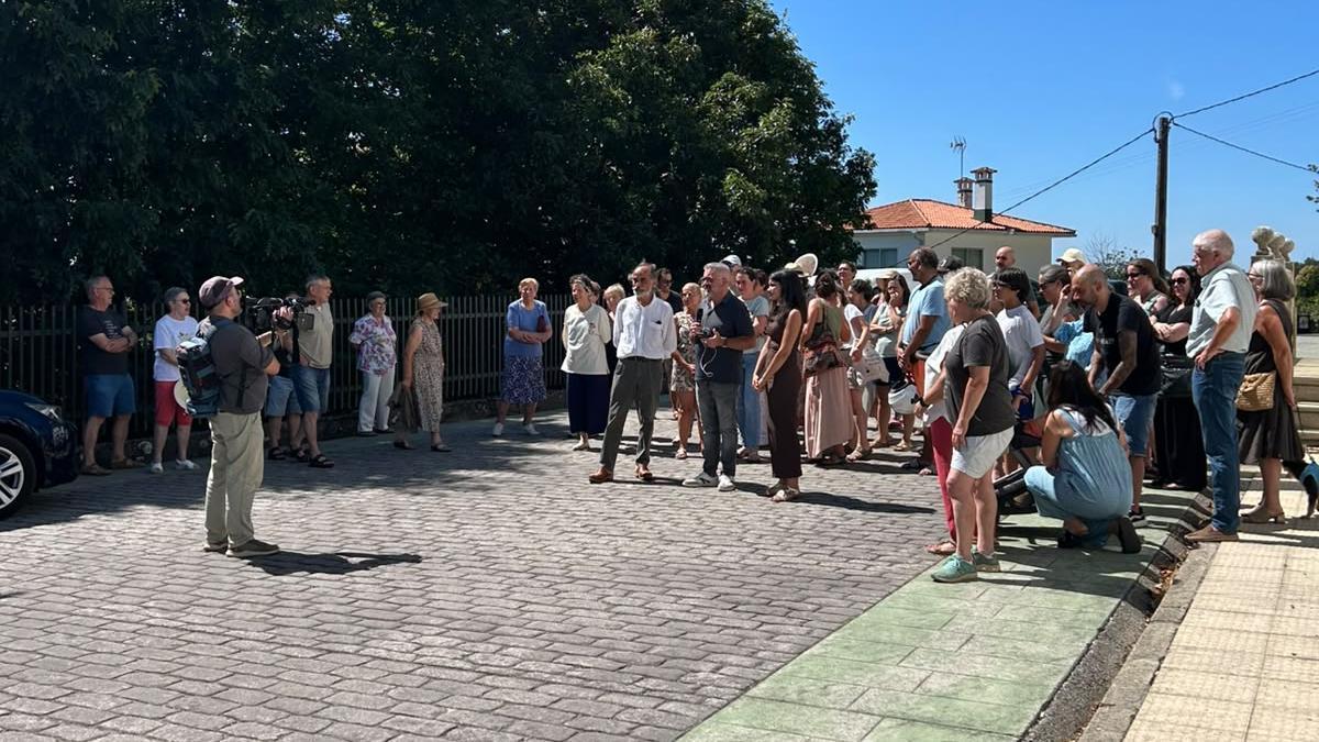 Vecinos afectados por el corte, hoy, durante la grabación de un programa en televisión por el corte de agua.