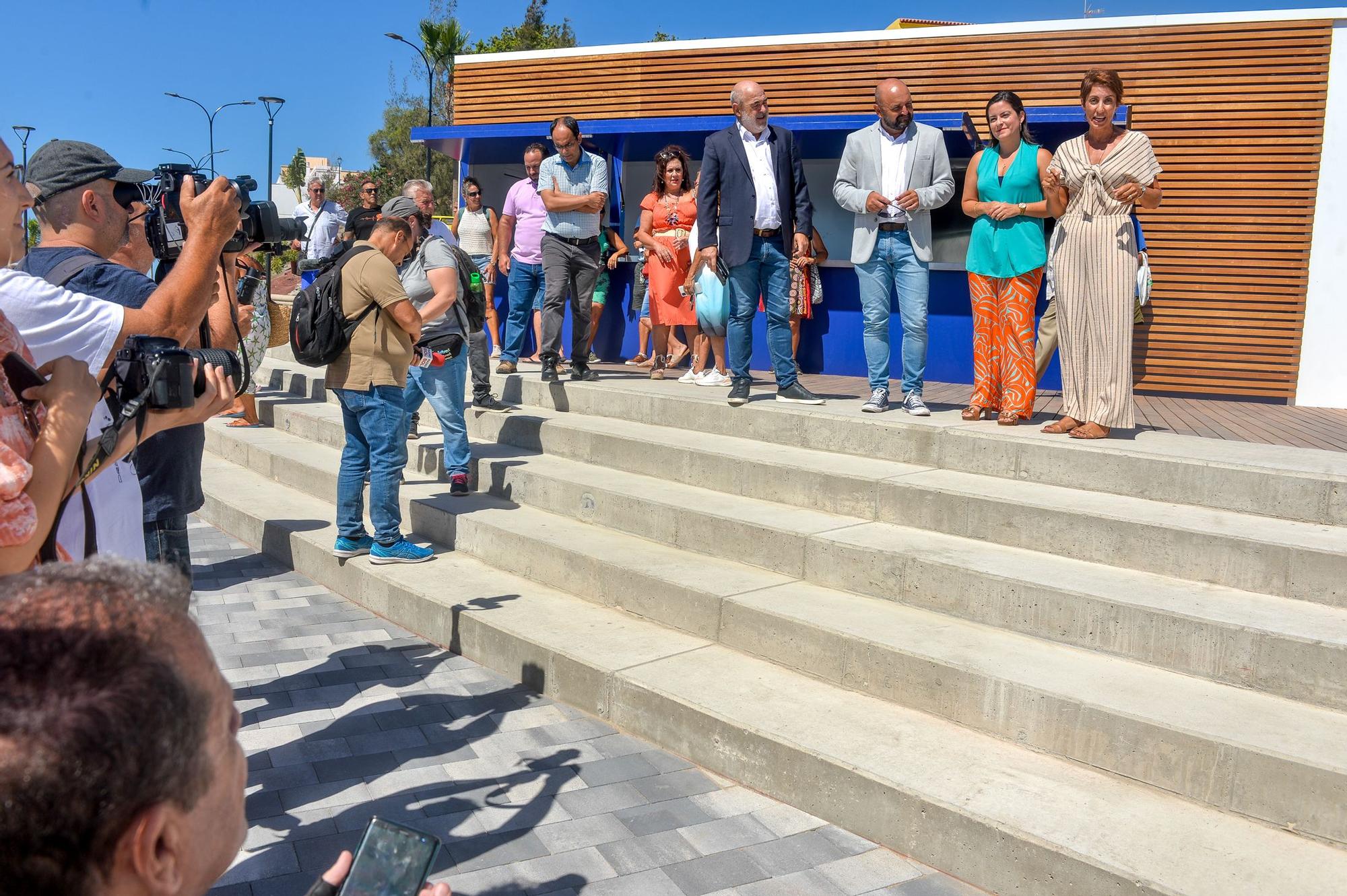 Por la izquierda, el presidente de la FETH, José María Mañaricúa, el consejero insular de Turismo, Carlos Álamo, su homóloga en el Gobierno de Canarias, y la alcaldesa de Mogán, Onalia Bueno, durante el acto de inauguración de la playa de El Perchel tras ser rehabilitada, frente al módulo de restauración.