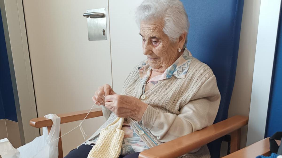 El arte con las agujas que no envejece: Teresa Rodríguez mantiene, con 92 años, la destreza con la calceta