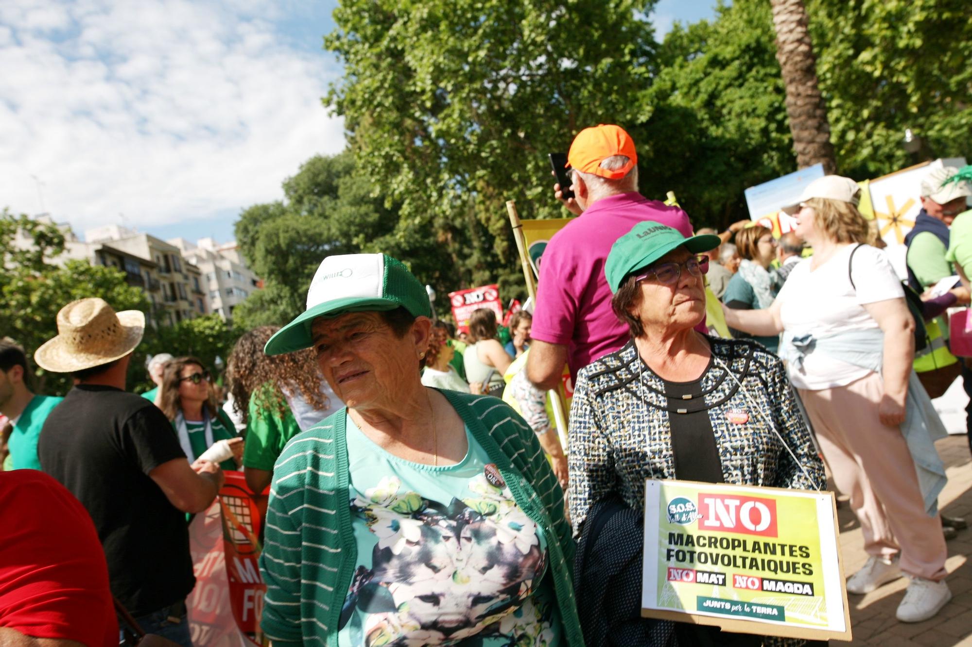 Una marea verde de 52 tractores y 700 personas grita en Castelló no a las macroplantas solares