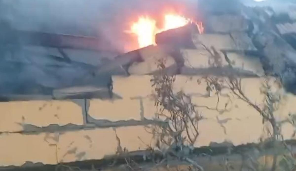 Reavivado el incendio en una nave industrial de Telde