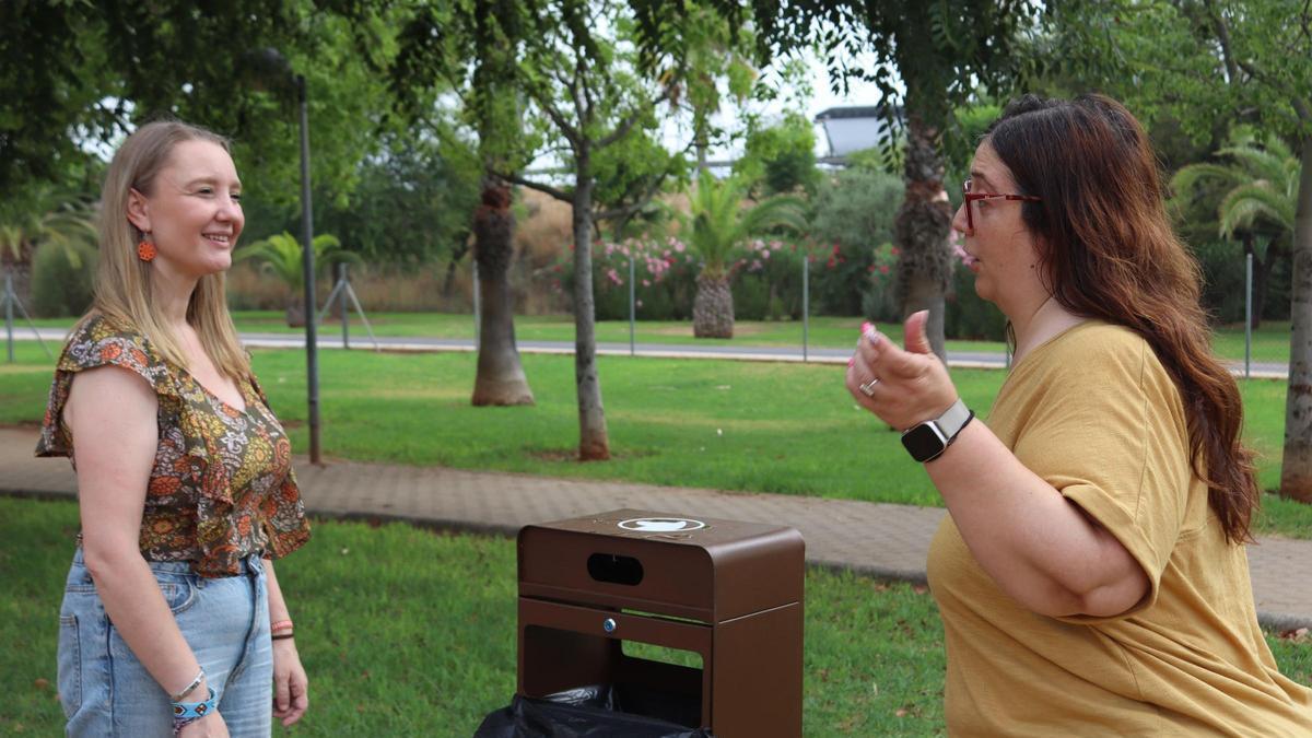 La actuación del Ayuntamiento de Vila-real permite renovar un total de once papeleras en los parques caninos de la localidad.