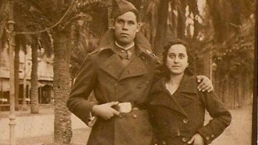 Francisco Santana, que murió en el campo de concentración nazi de Mauthausen, con su hermana