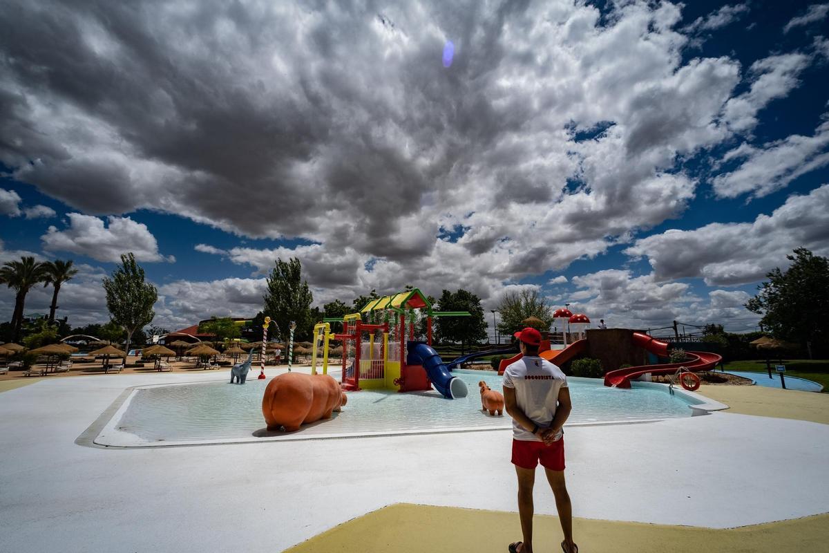 Uno de los socorristas de Lusiberia, junto a la zona infantil.