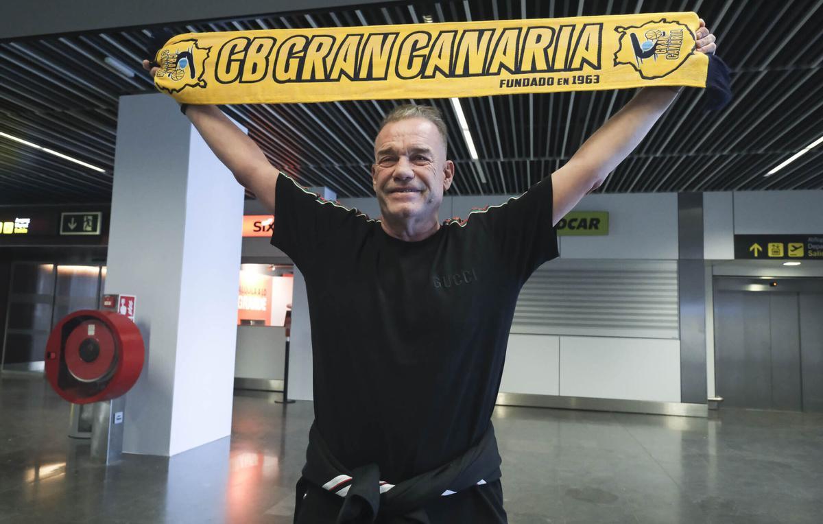 Nestor 'Che' García, nuevo técnico del CB Gran Canaria su llegada al aeropuerto de Gran Canaria