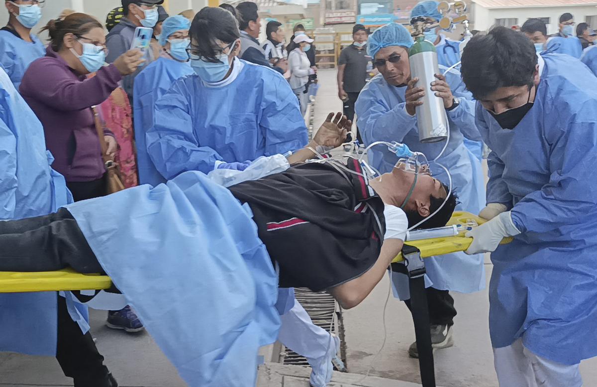 Un manifestante herido es llevado a la sala de emergencias de un hospital en la ciudad montañosa de Juliaca, Perú.