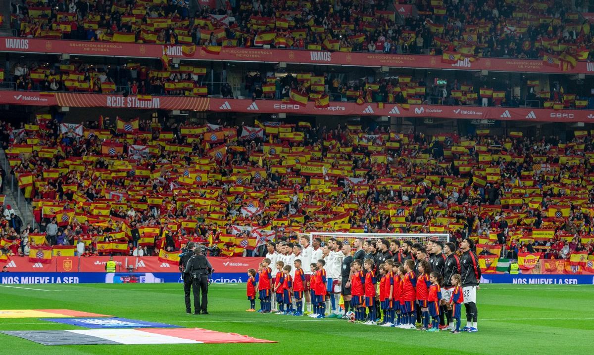 La grada llena de aficionados de España en el RCDE Stadium para el amistoso frente a Egipto.