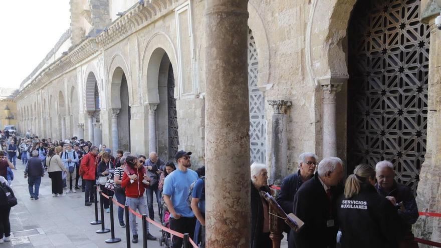 Dos turistas, multados por volar drones en el Patio de los Naranjos de la Mezquita-Catedral de Córdoba