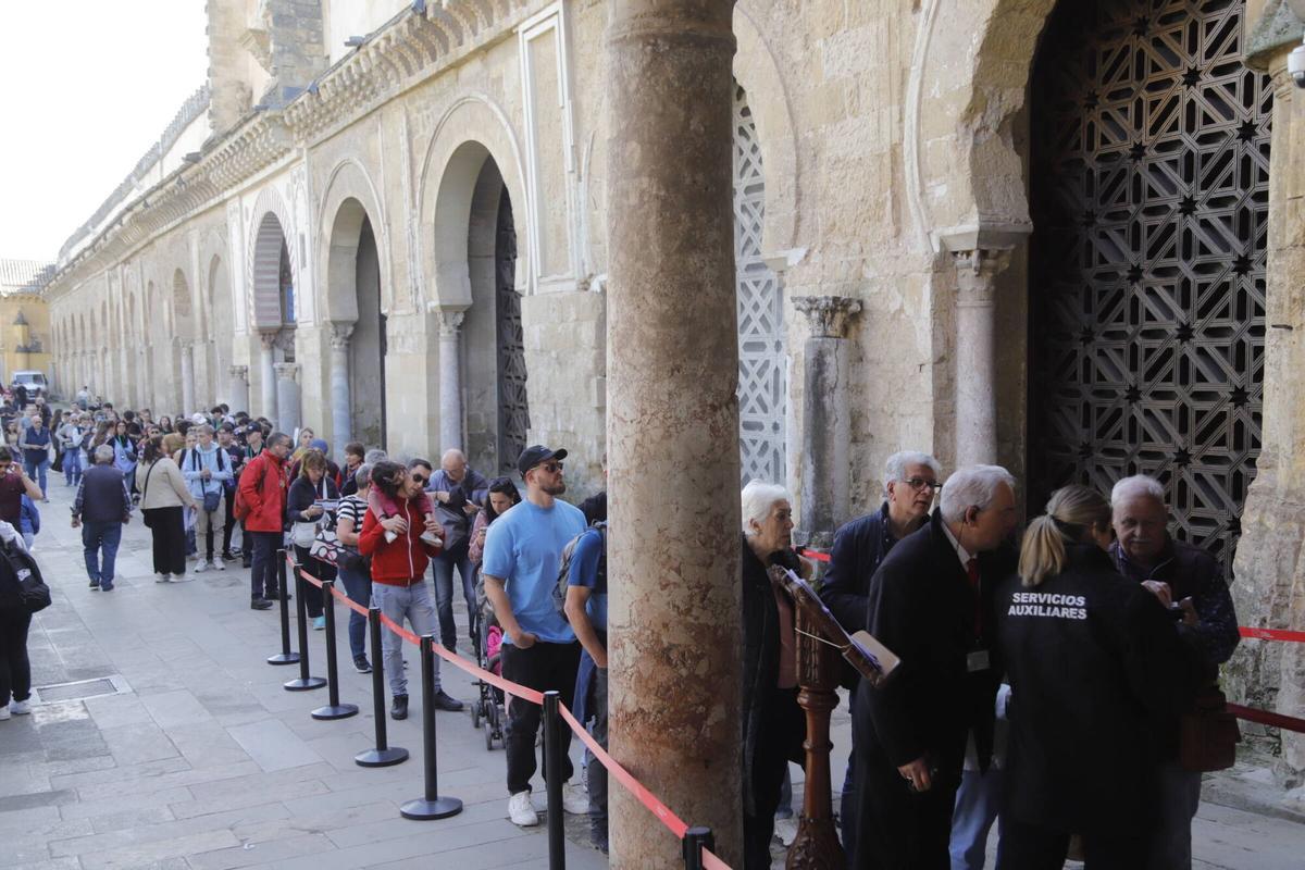 Turistas hacen cola en el Patio de los Naranjos para acceder a la Mezquita-Catedral de Córdoba.