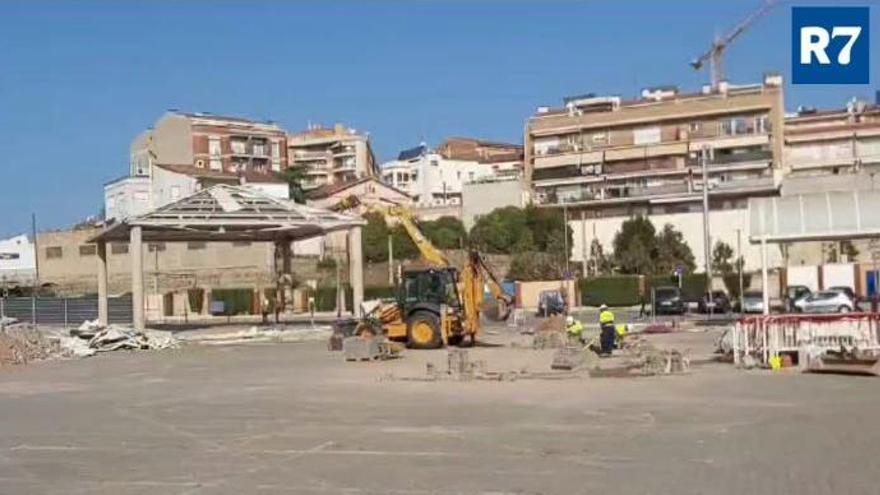 Tiren a terra l'última pèrgola de l'aparcament de l'estació d'autobusos de Manresa
