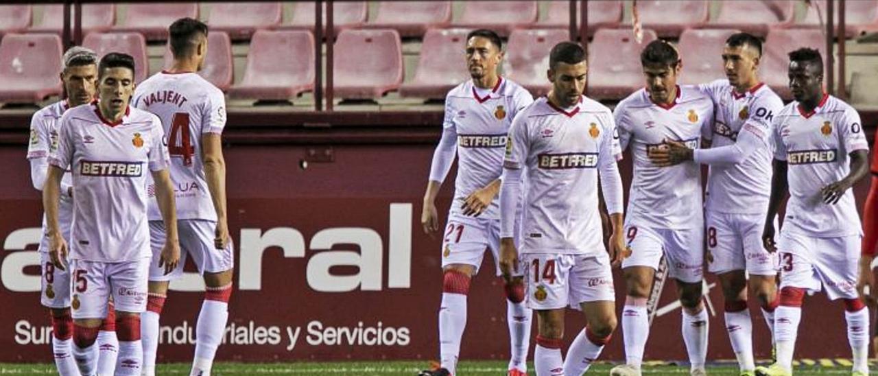 Los jugadores del Mallorca celebran el gol de Antonio Sánchez ante el Logroñés. | LFP