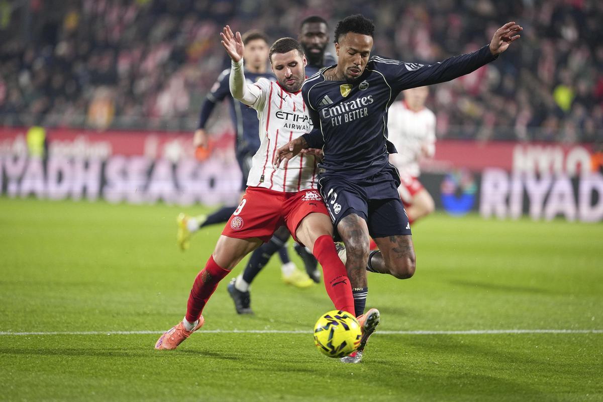 Abel Ruiz lluitant amb Militao en el Girona-Madrid del mes de novembre a Montilivi.