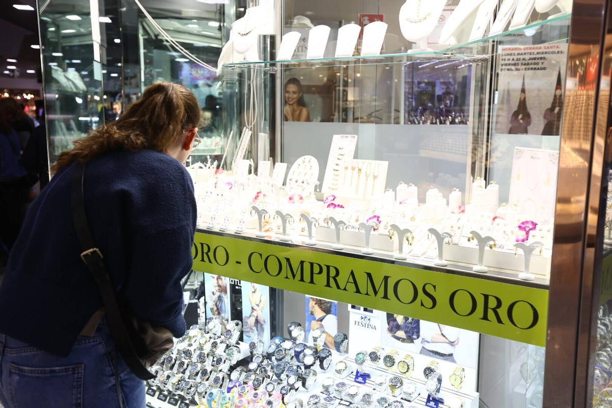 Escaparate de una joyería cordobesa donde también se compra oro.