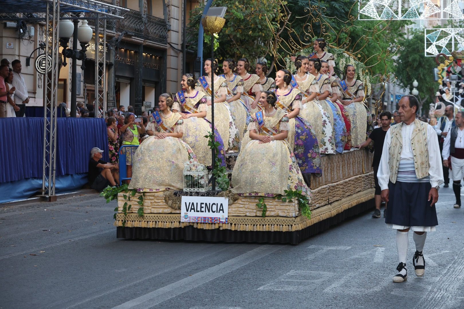 Las Fallas participan del desfile folclórico en la última noche antes de la "llum de les Fogueres"