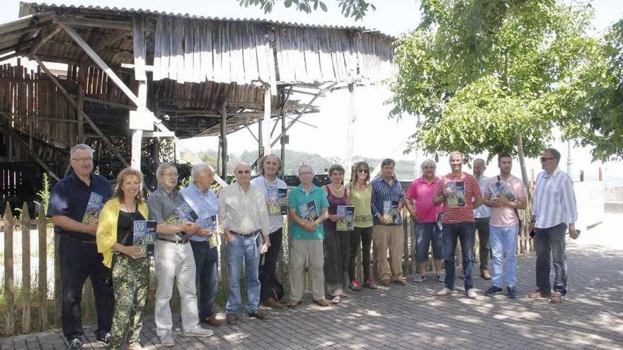 Miembros de Os Galos, colaboradores de la revista y políticos en la presentación. // Santos Álvarez