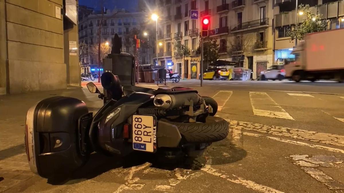 Alerta roja por el temporal: la borrasca Nils provoca la caída de árboles y motos en Barcelona