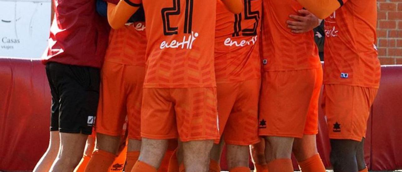 Los jugadores «taronja» celeran un gol reciente. | ATZENETA UE