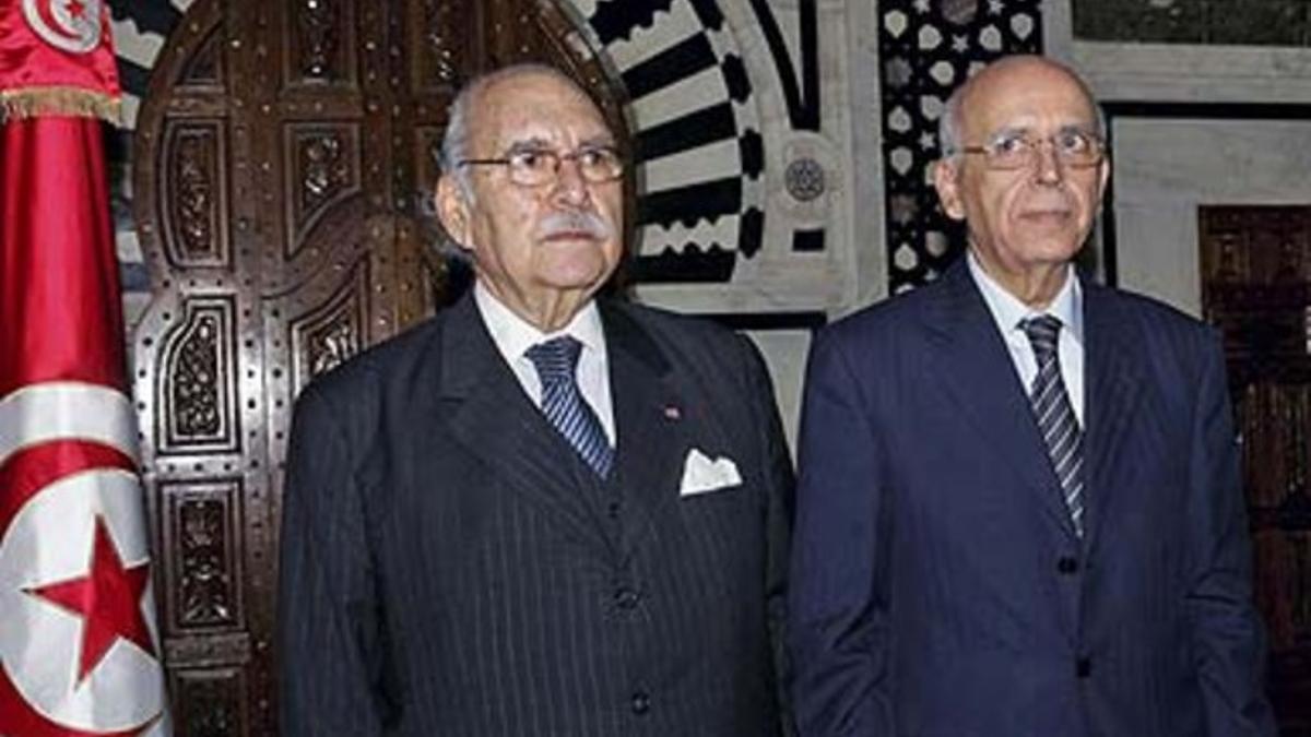 El presidente interino de Túnez, Fued Mebaza (izquierda), y el primer ministro Mohamed Ganuchi.