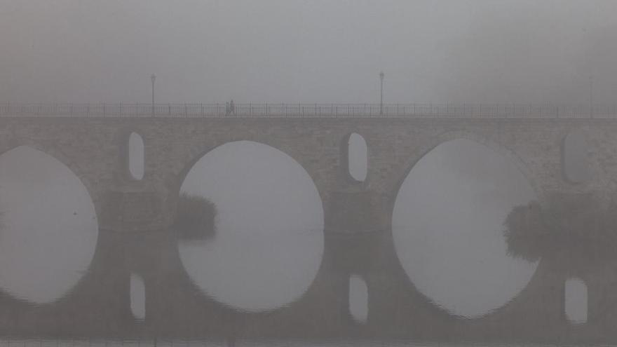 El tiempo en Zamora: el puente de Piedra entre la niebla.