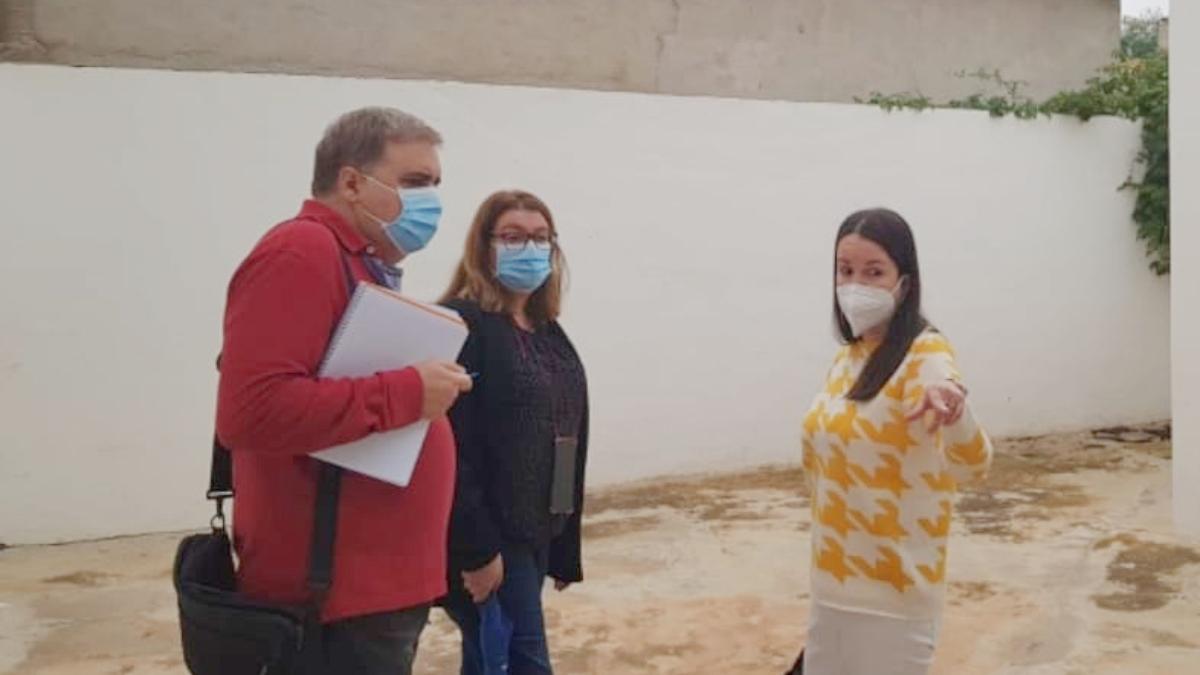 Visita de la concejal de Sanidad de Crevillent y técnicos al consultorio de San Felipe Neri