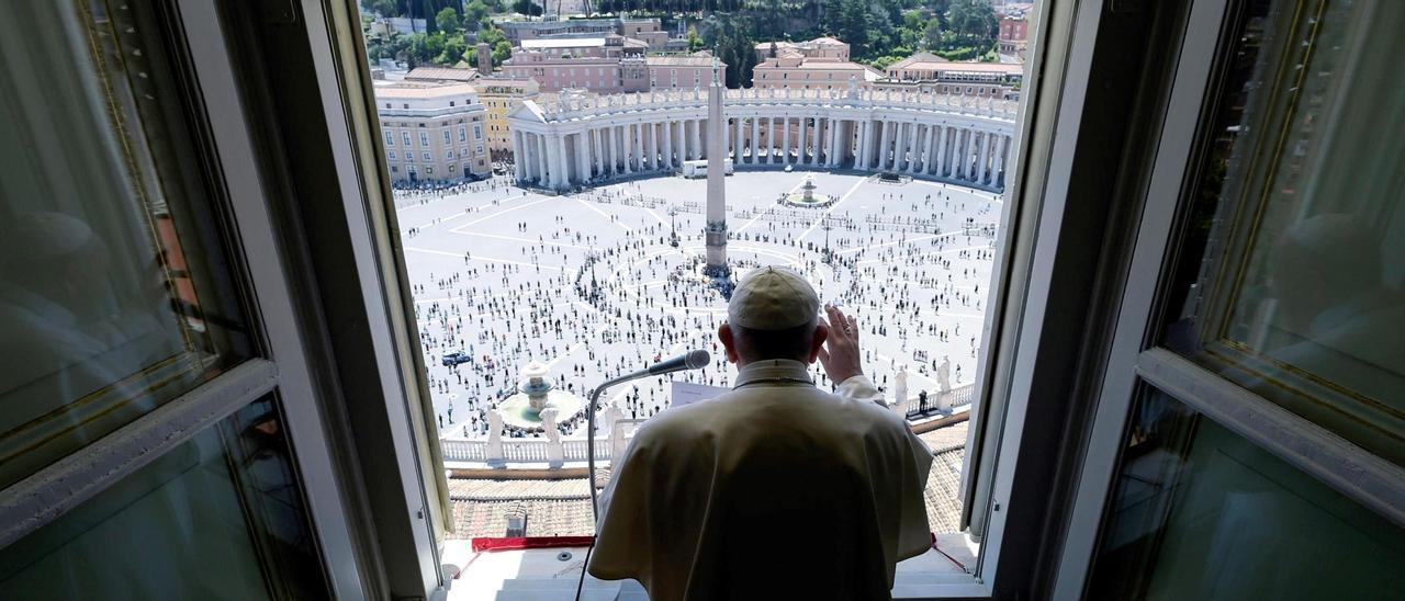 Plaza de San Pedro en Roma casi vacía en mayo de este año por la crisis del coronavirus.