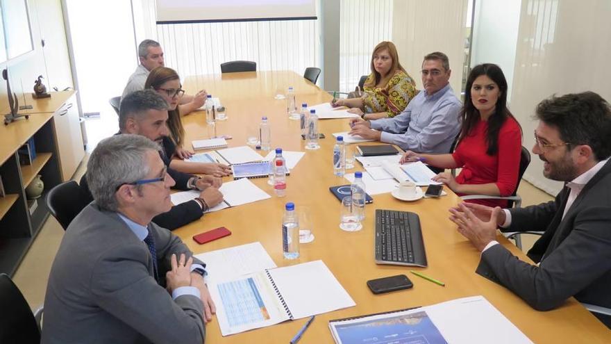 La consejera de Turismo (2ª por la dcha.), en la reunión con representantes del sector turístico.