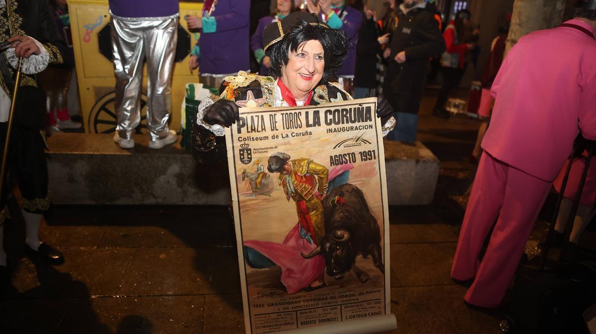 Los 'súbditos' del Momo celebran la llegada del Entroido contra viento y marea